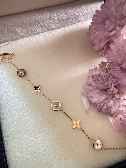 Erica Jewelry | Minimal Everyday Jewelry
Elegant, dainty and minimal bracelet perfect for everyday wear. Handcrafted gold and silver jewelry from Erica Jewelry India collection.